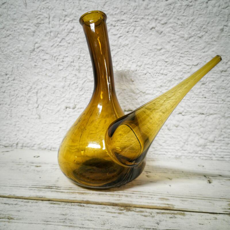 Catalan cues in amber glass