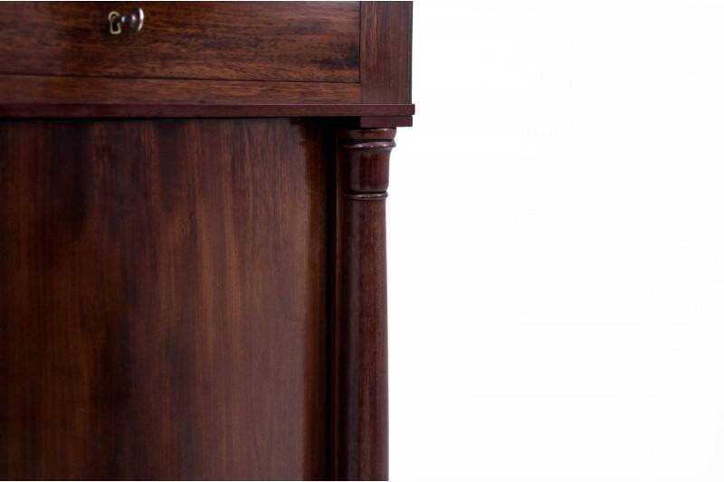 Commode ancienne, Europe du Nord, vers 1860.
