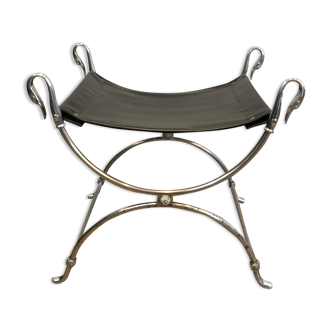 Tabouret curule en acier argenté de style néoclassique à têtes de cygne