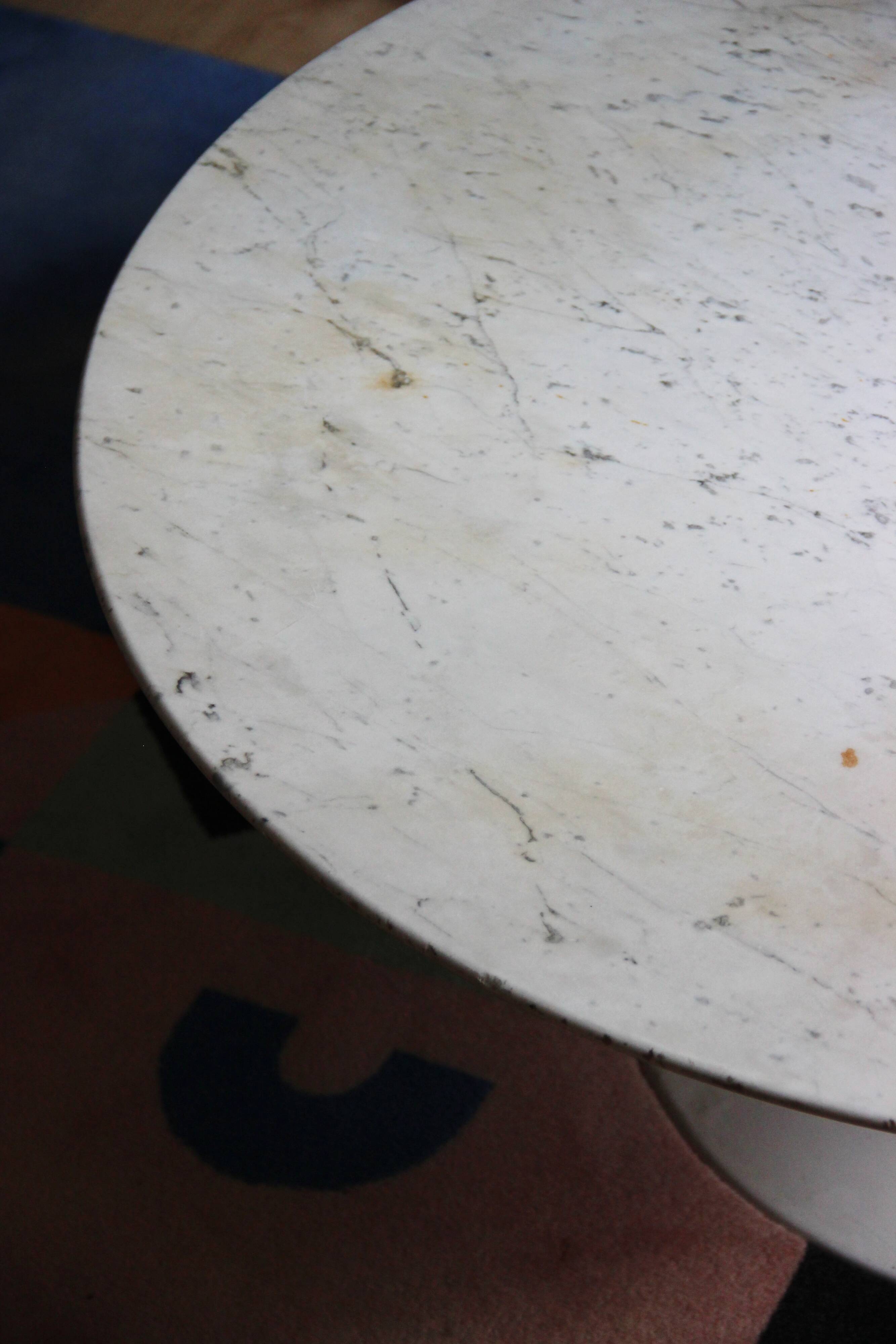 Round coffee table by Eero Saarinen for Knoll, Carrara marble