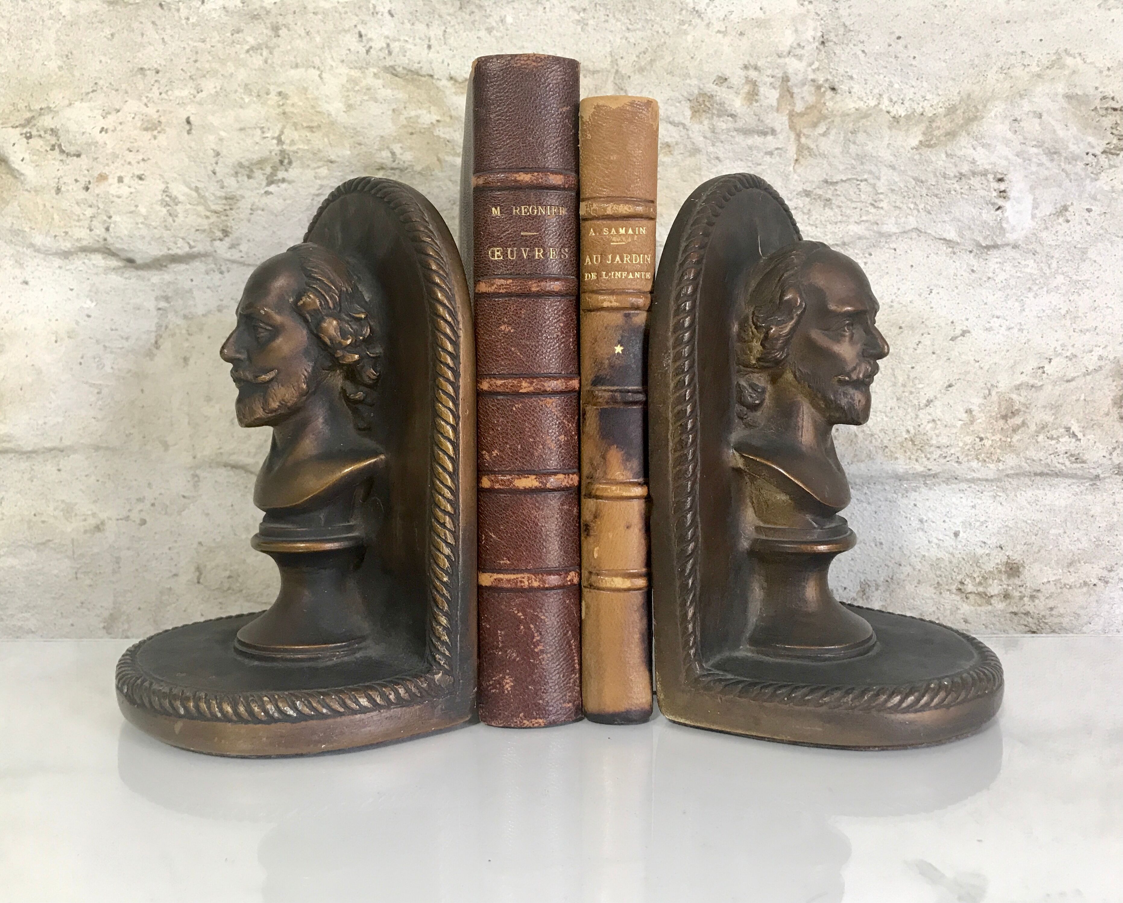 Antique bookends, Bust figure in bronze patinated plaster. 19 x 13 cm