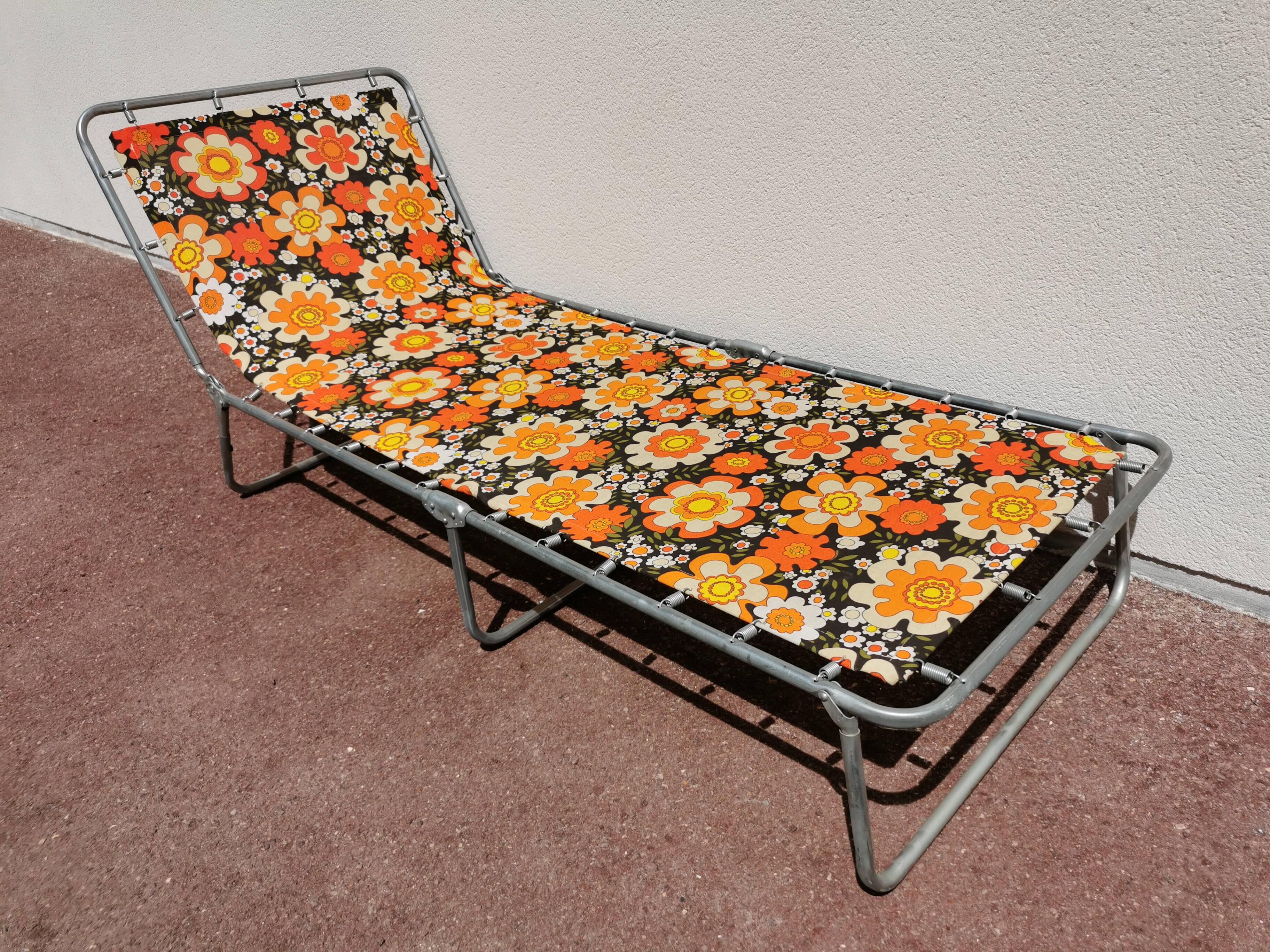 Vintage SOleil bath, Orange flower deckchairs