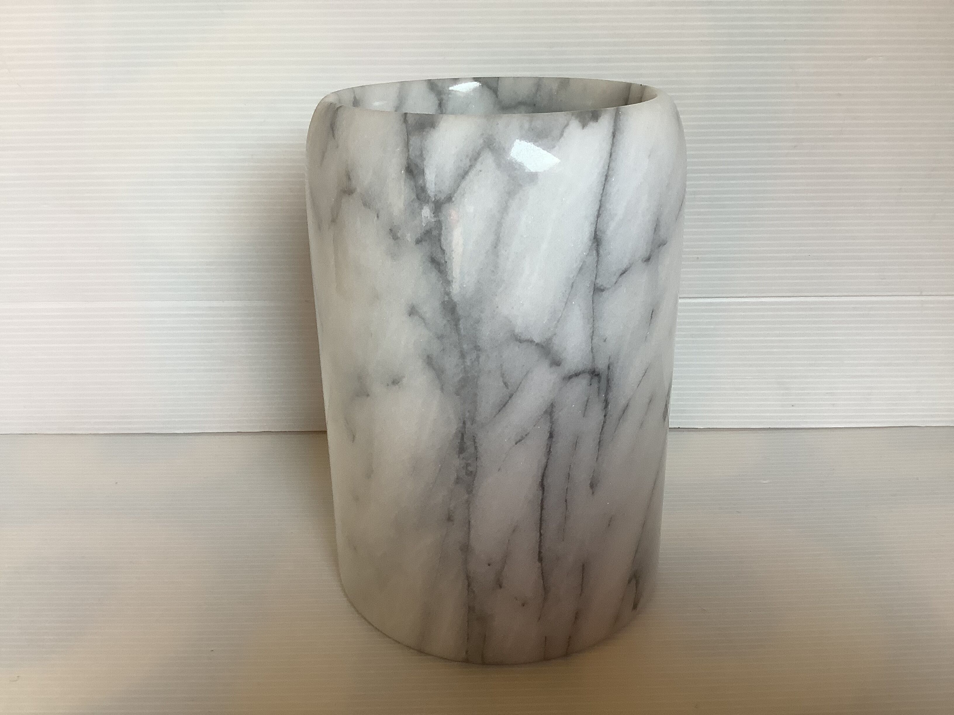 Vase marbre gris