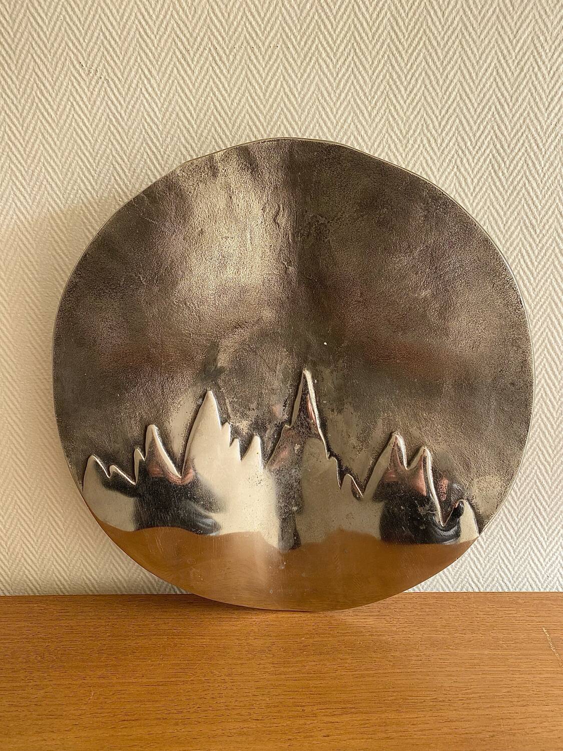 Wall-mounted aluminum plate with mountain design