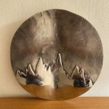 Wall-mounted aluminum plate with mountain design