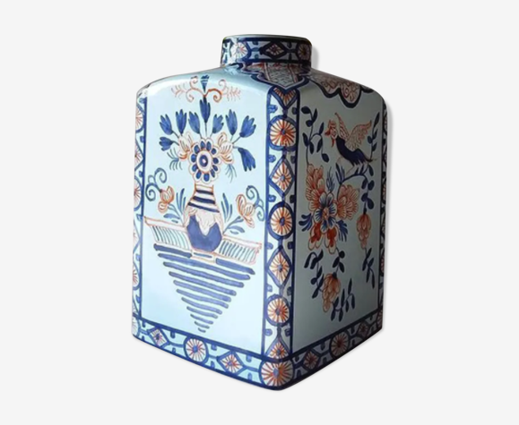 Vase bleu en céramique d’inspiration chinoise