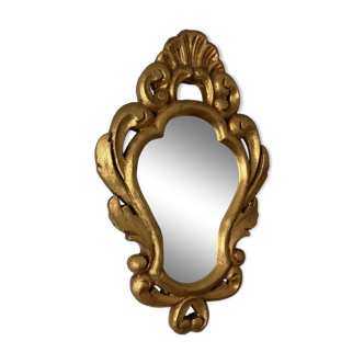 Miroir doré au style baroque.