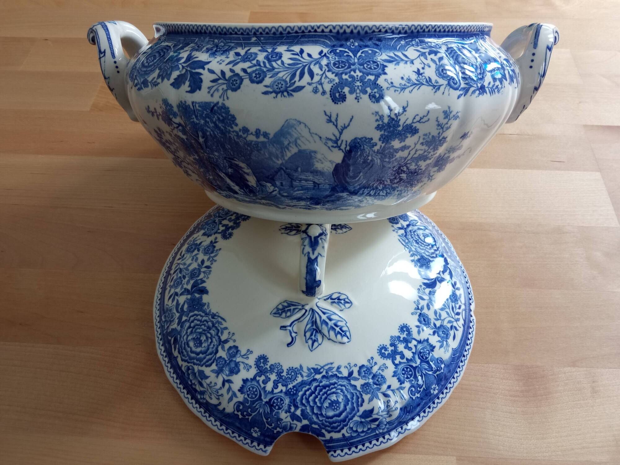 Superb retro soup tureen by Villeroy and Boch.