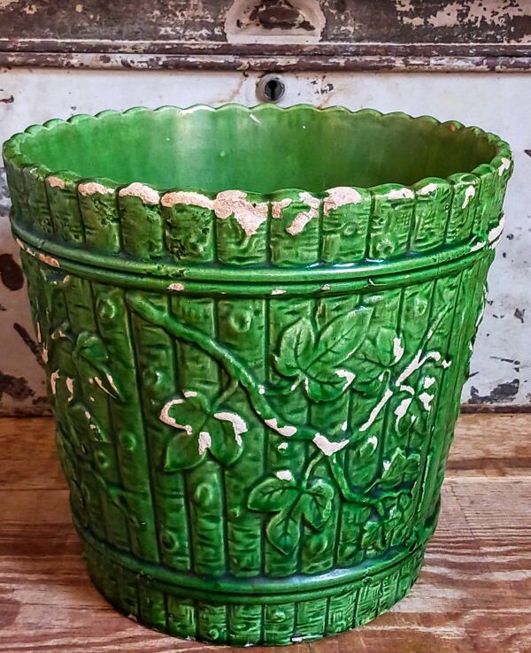 Pot de fleur et soucoupe en barbotine de G. De Bruyn XIX ème