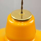 Lampe à suspension italienne du milieu du siècle en verre jaune et laiton