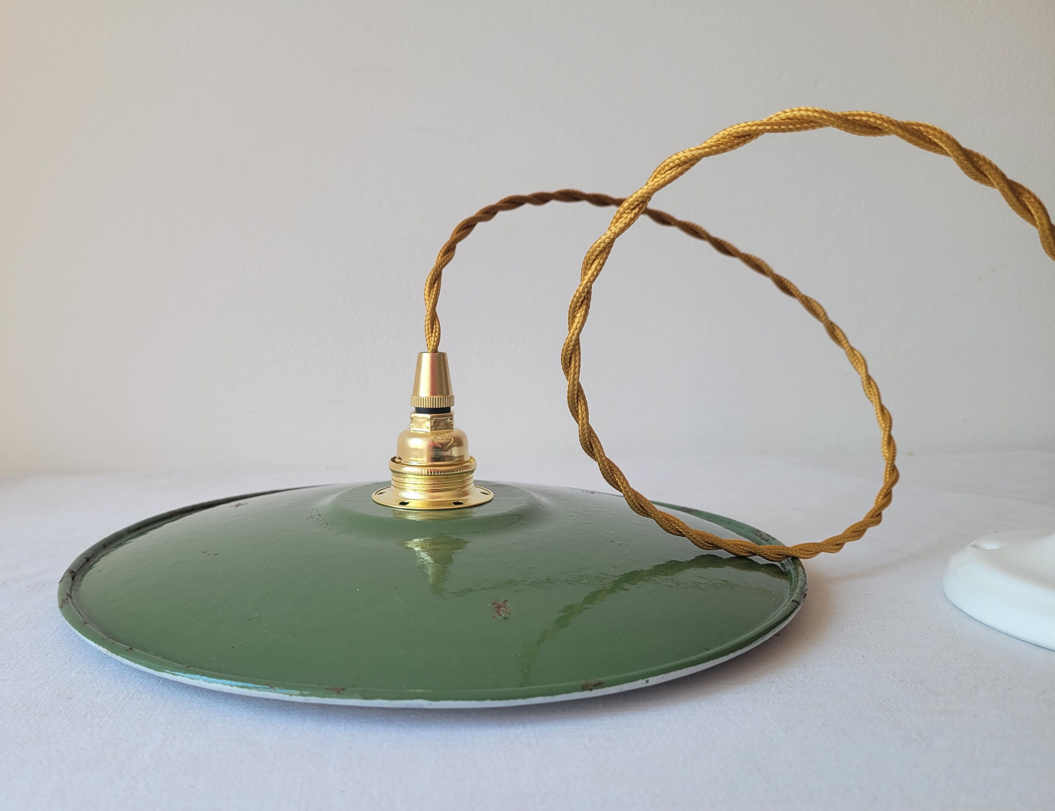 Enamelled sheet metal suspension