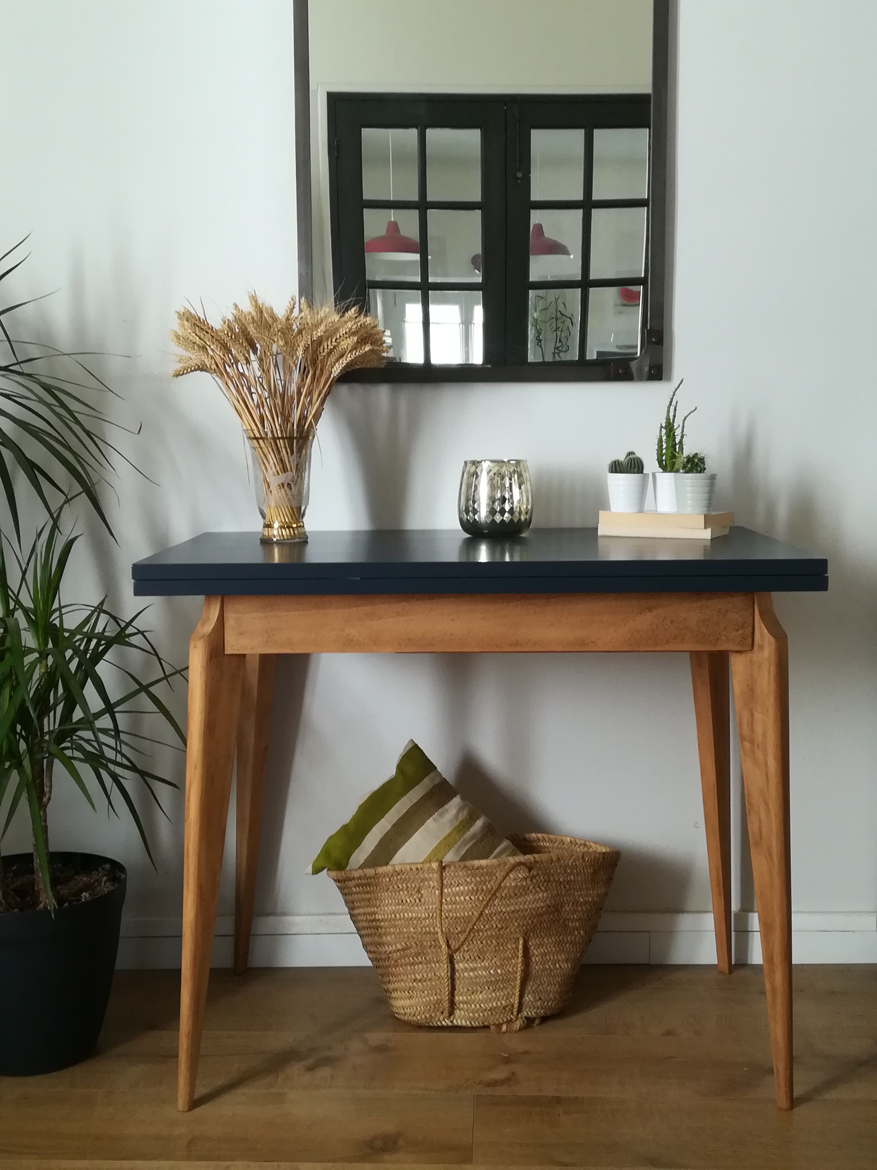 Vintage wallet table