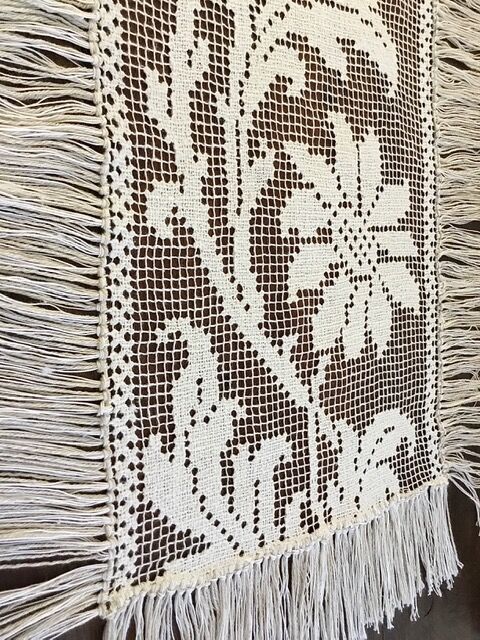 Rectangular-shaped napperon in embroidered mesh, foliage decoration and large fleu