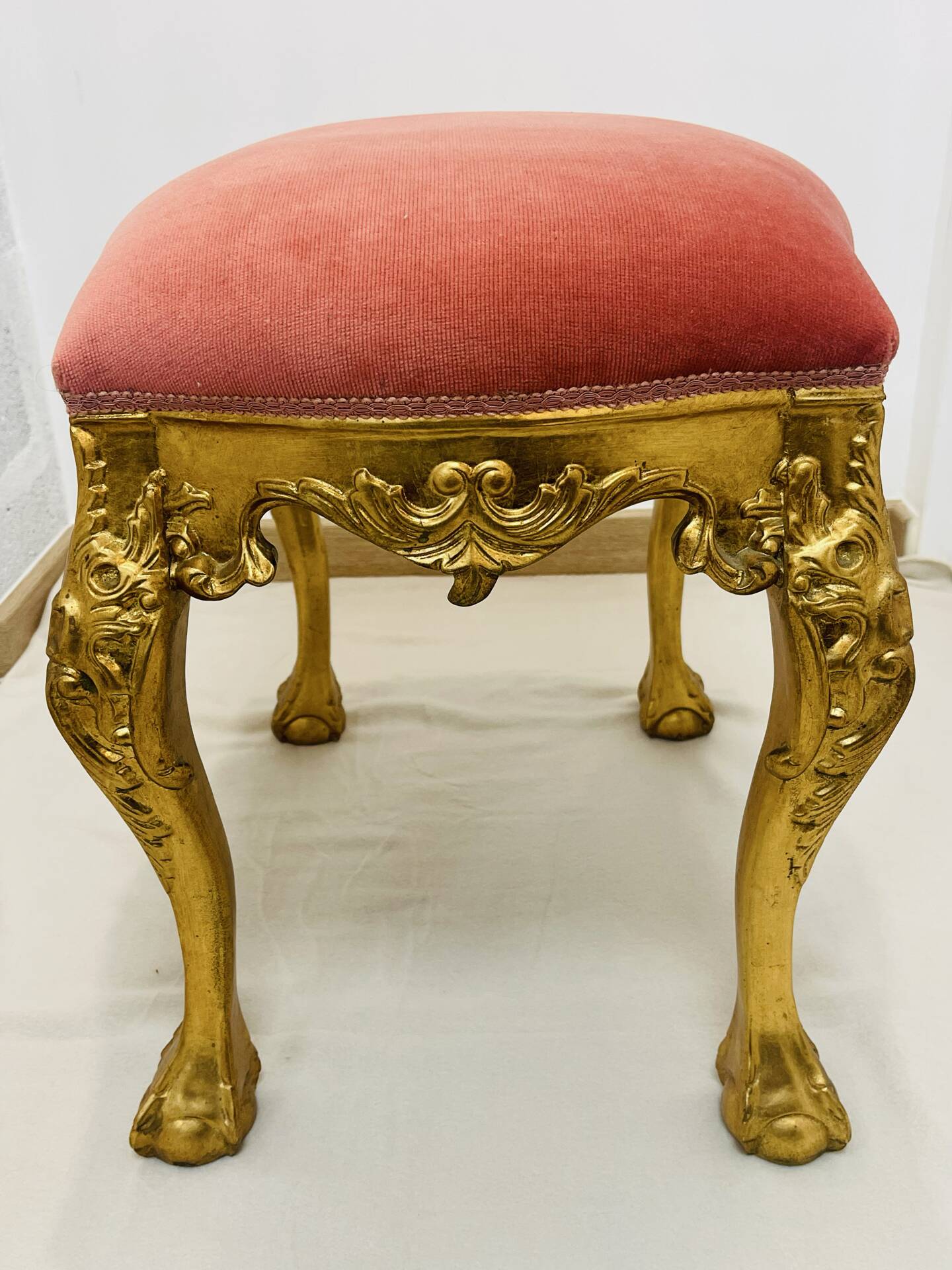 Louis XV Rococo style stool in gilded wood – pink seat – 20th century