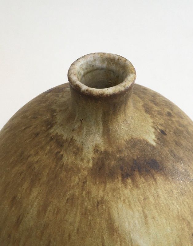 Soliflore vase in sandstone. signed by the Swiss artist Edouard Chapallaz