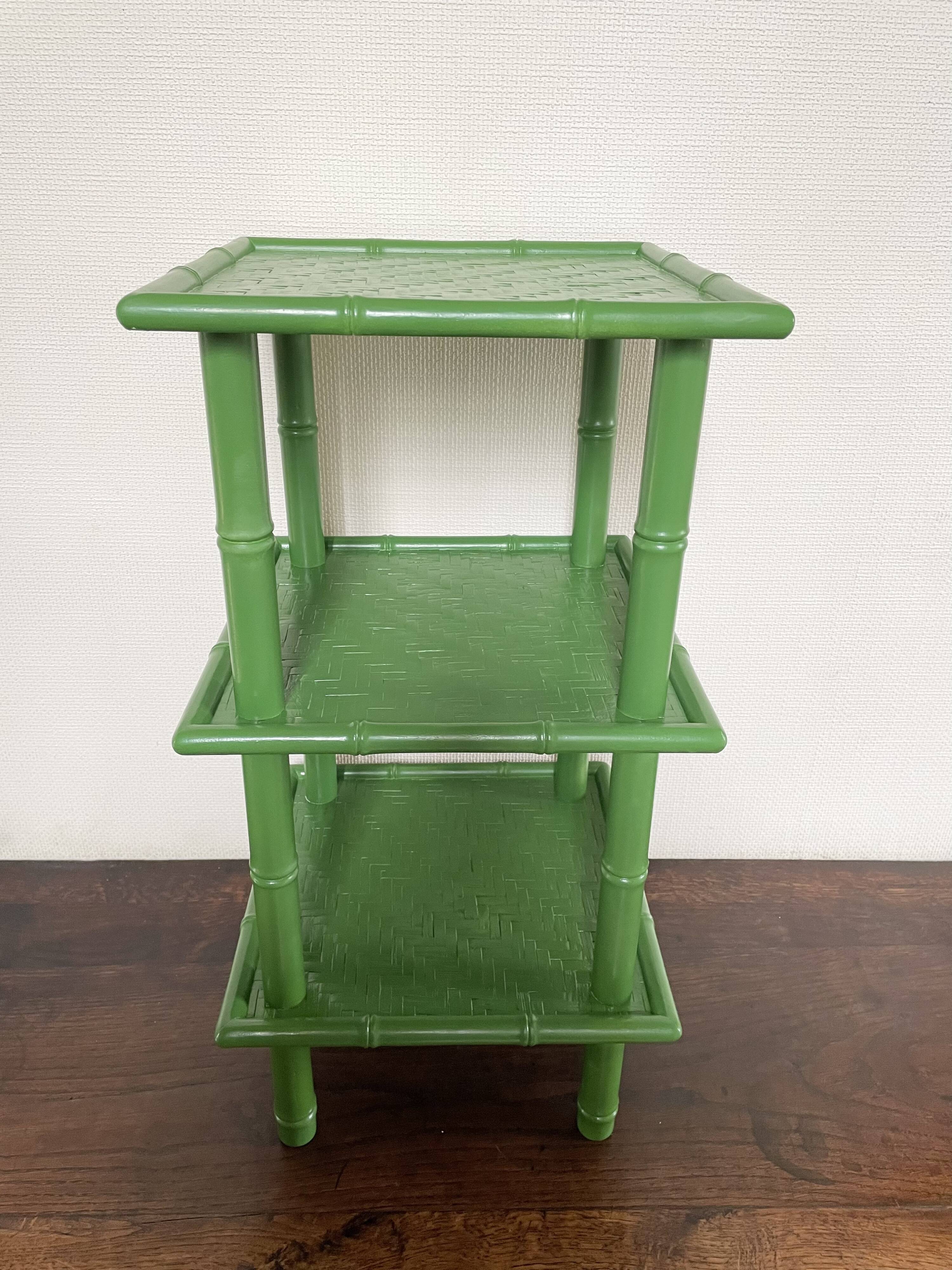 Table with 3 wood and bamboo trays