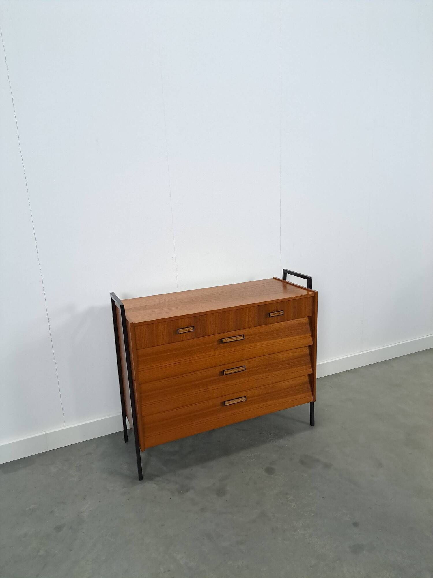 Teak schoenenkast met zwart metalen poten, nr. 1