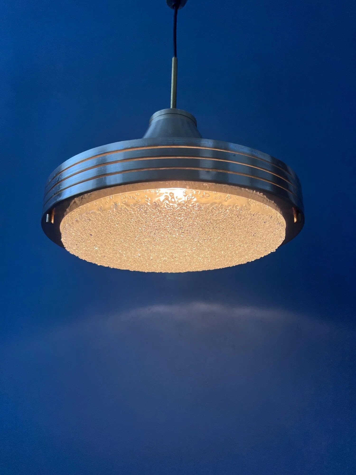 Suspension en verre et aluminium brossé de style mid-century