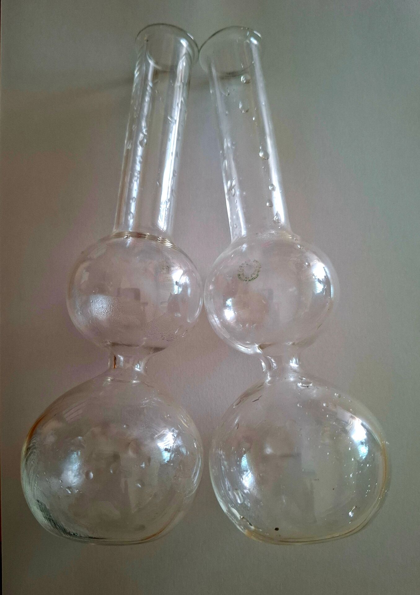 Single-stem vases made of flasks