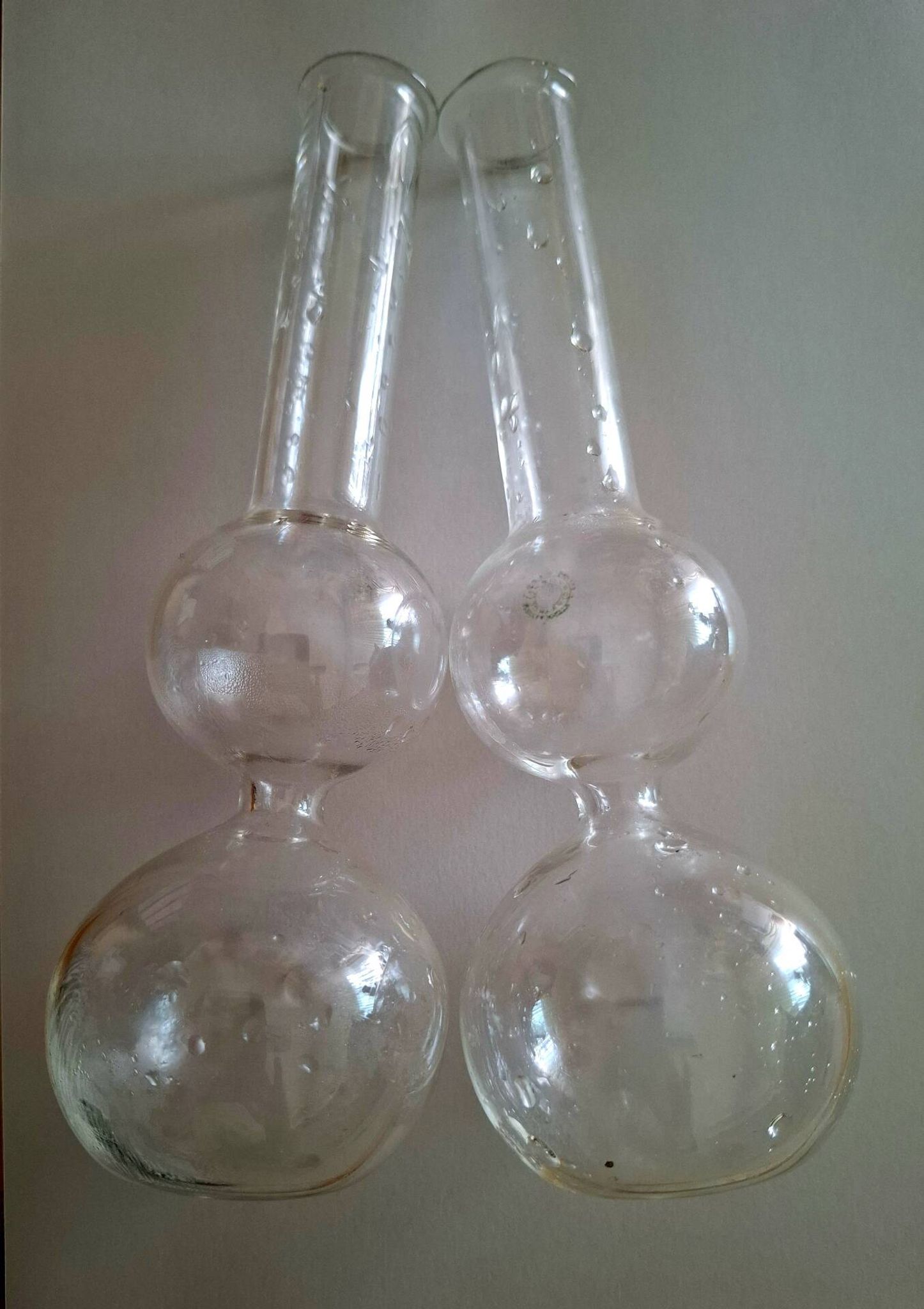 Single-stem vases made of flasks