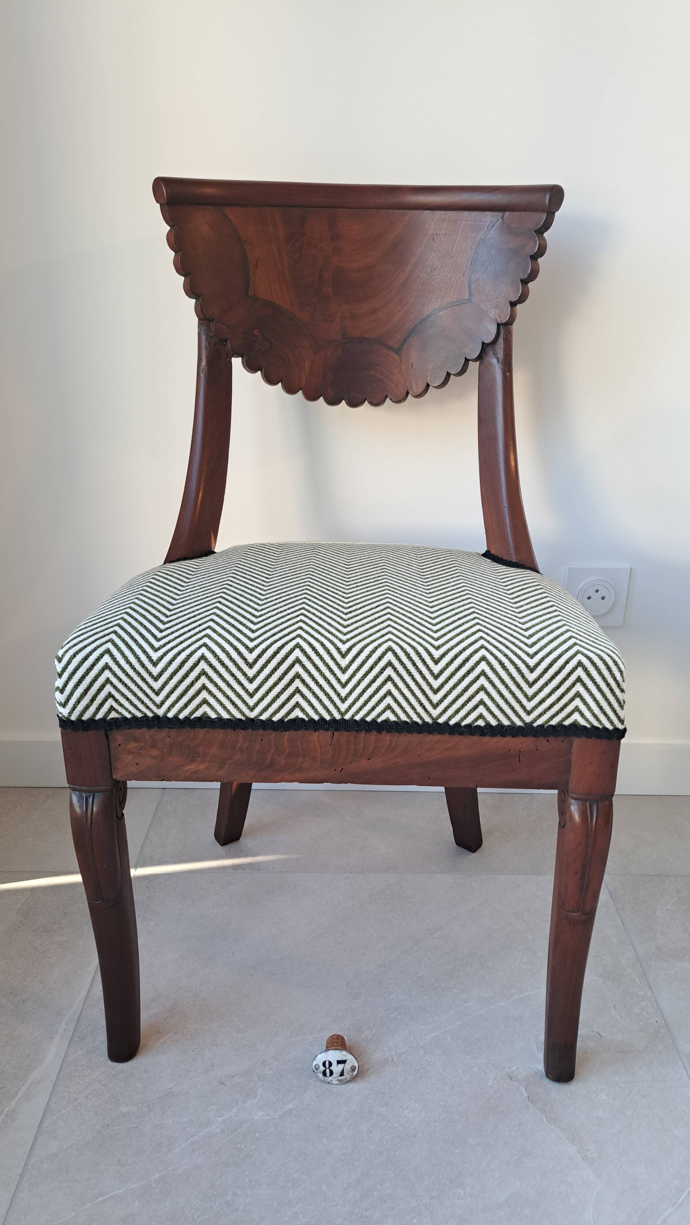 Pair of mahogany gondola chairs – Empire style – 20th century, restored