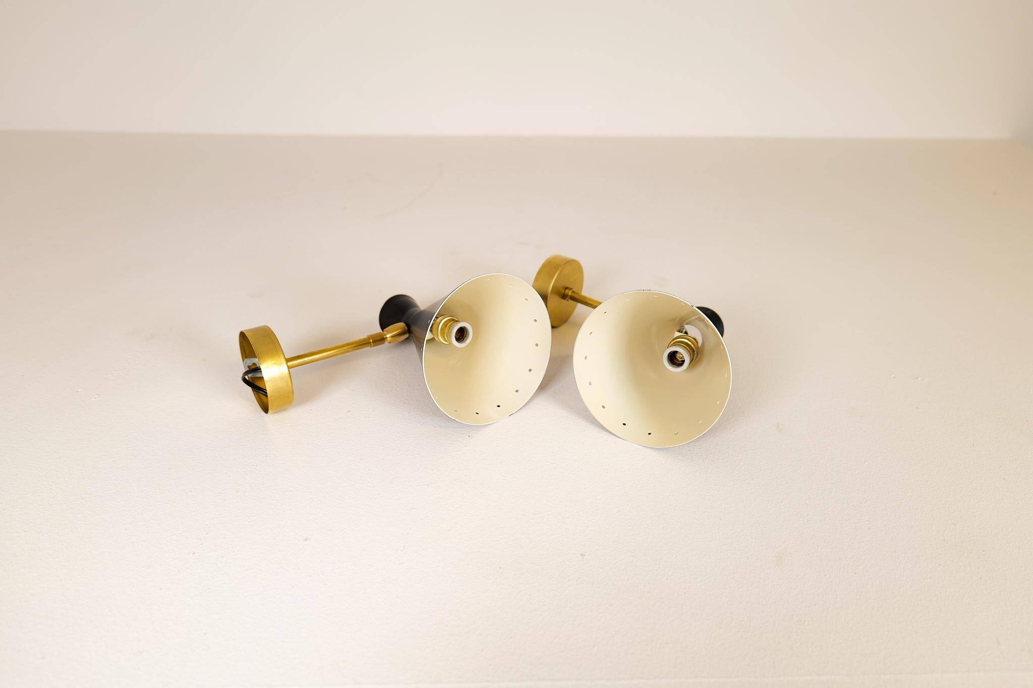 Pair of modern Italian wall sconces in Stilnovo style, wall lamp.
