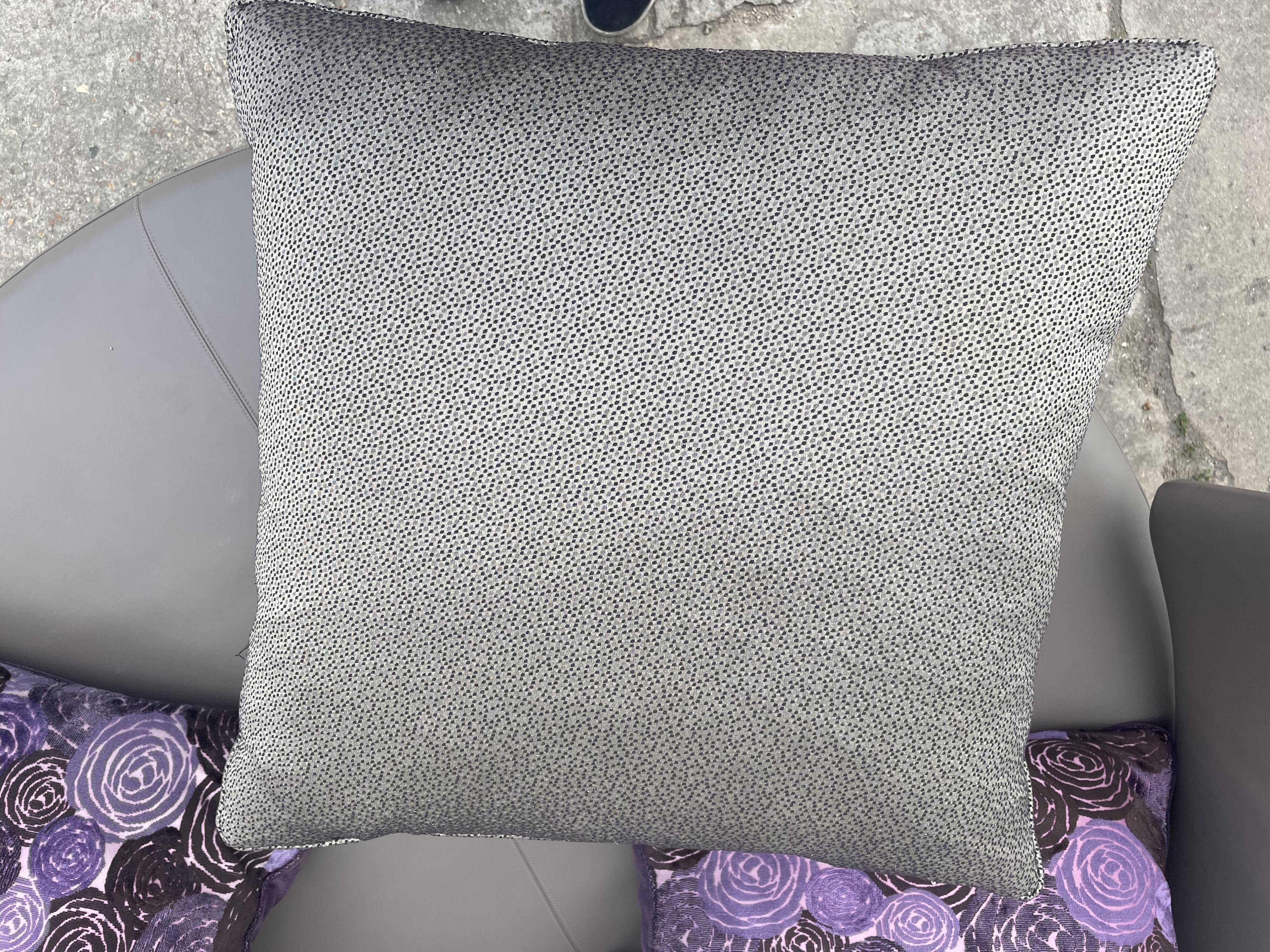 ROUND ROTATING SOFA IN LEATHER WITH 6 CUSHIONS