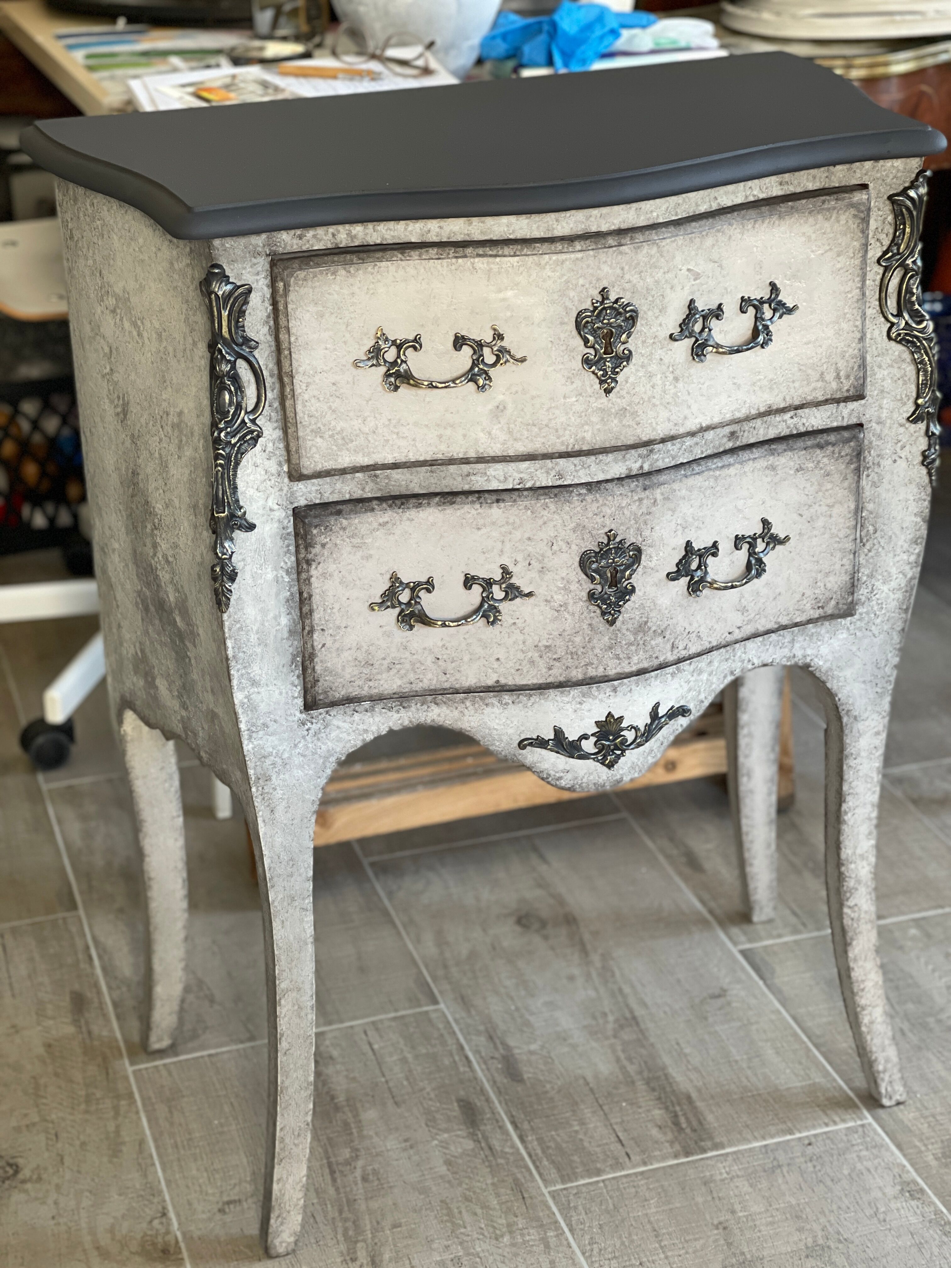 Curved chest of drawers style