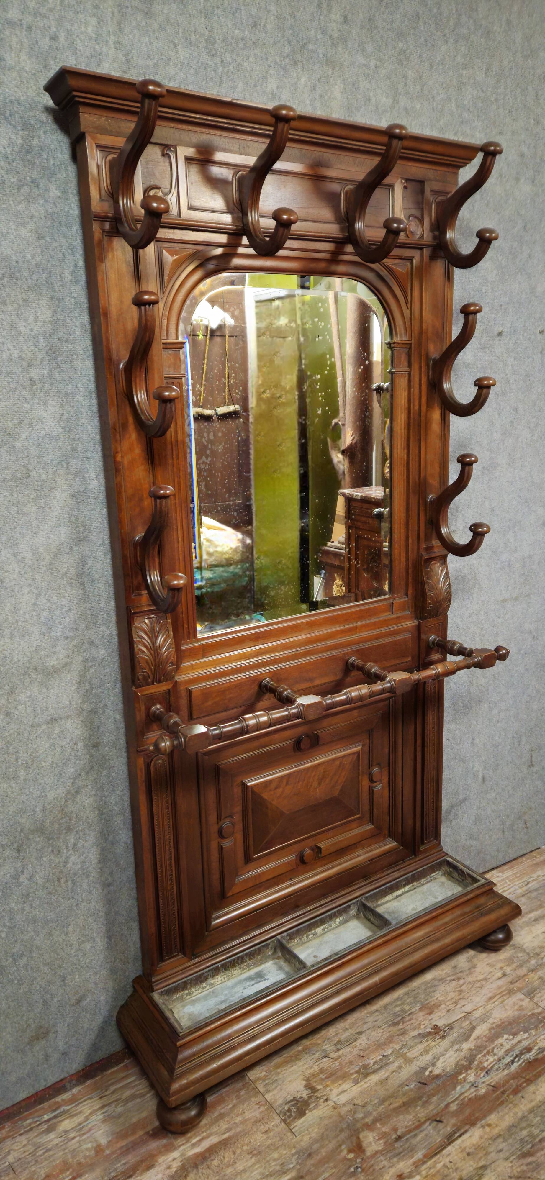 Coat rack - antique entrance furniture in walnut, dating from the late 19th century.