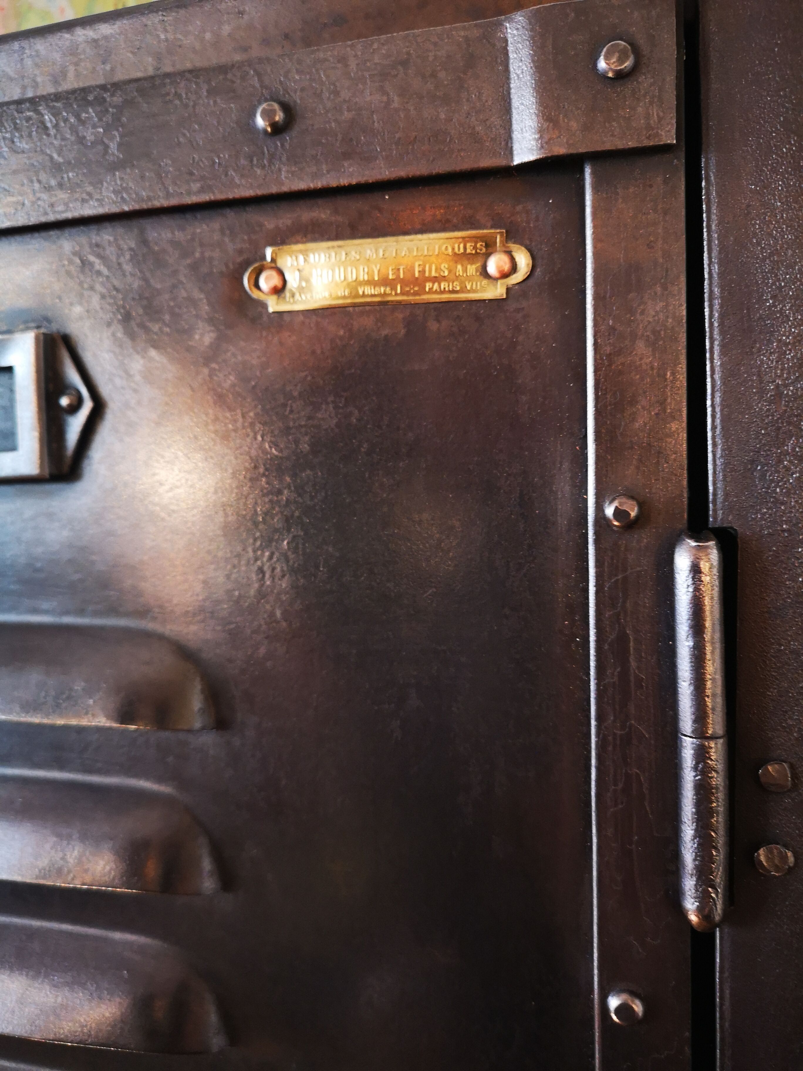 Industrial locker room, J. HOUDRY, 2 doors.