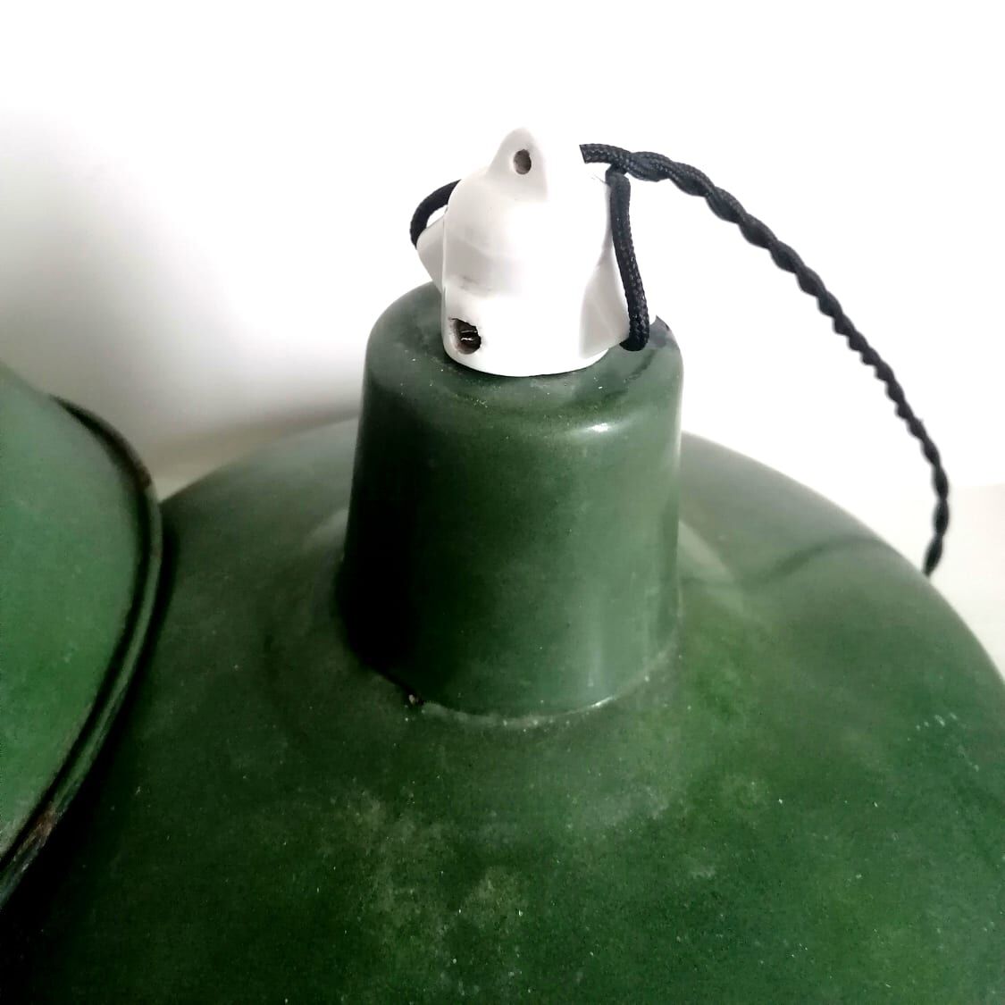 Pair of industrial suspensions in enamelled sheet metal