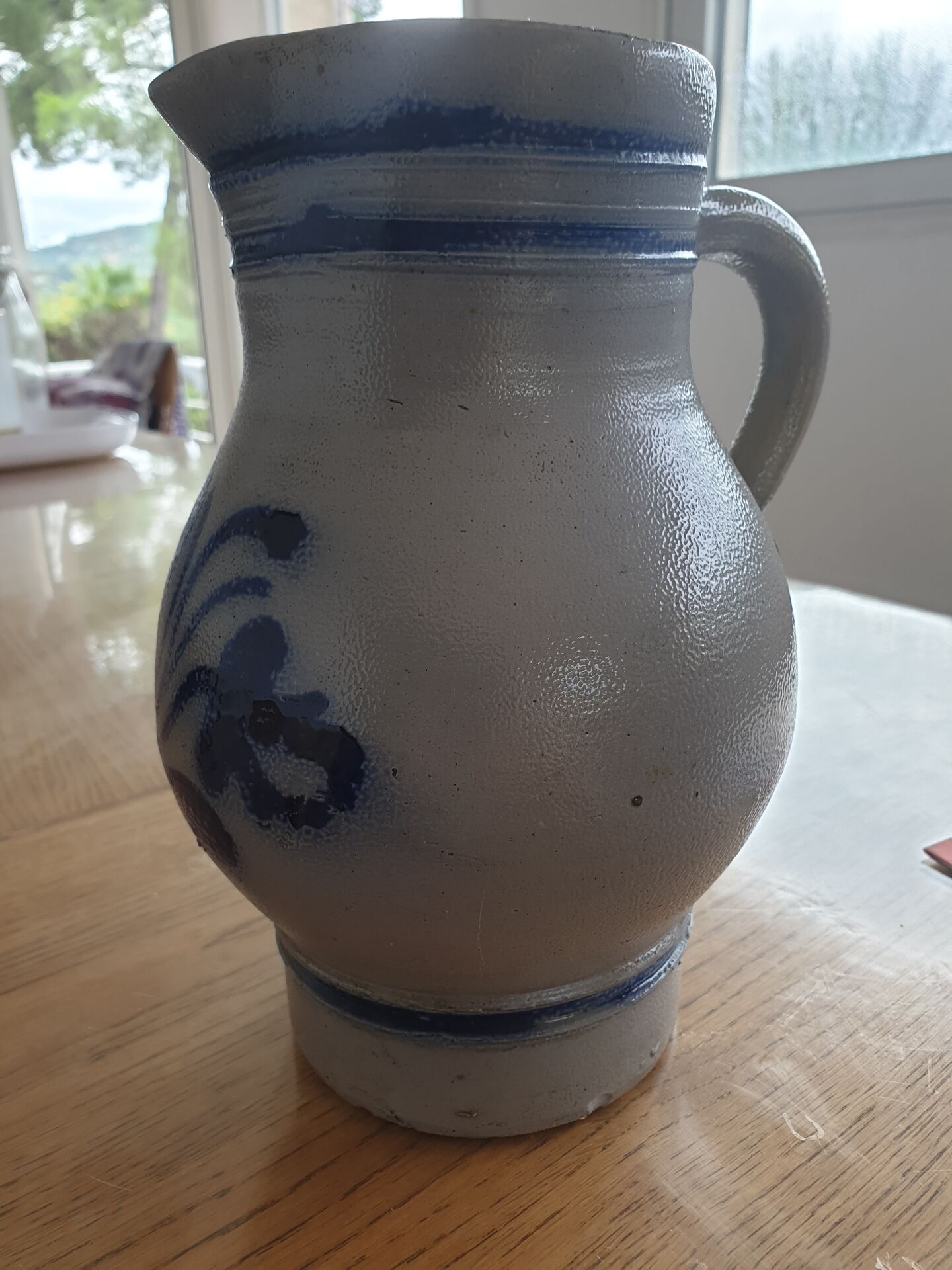 Grey carafe email decoration