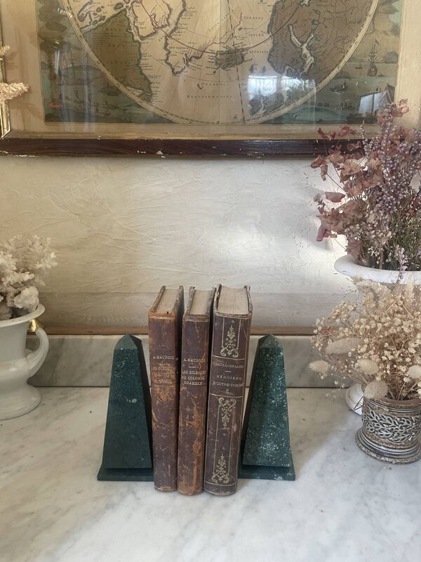 Paire de serre-livres obélisques en marbre vert