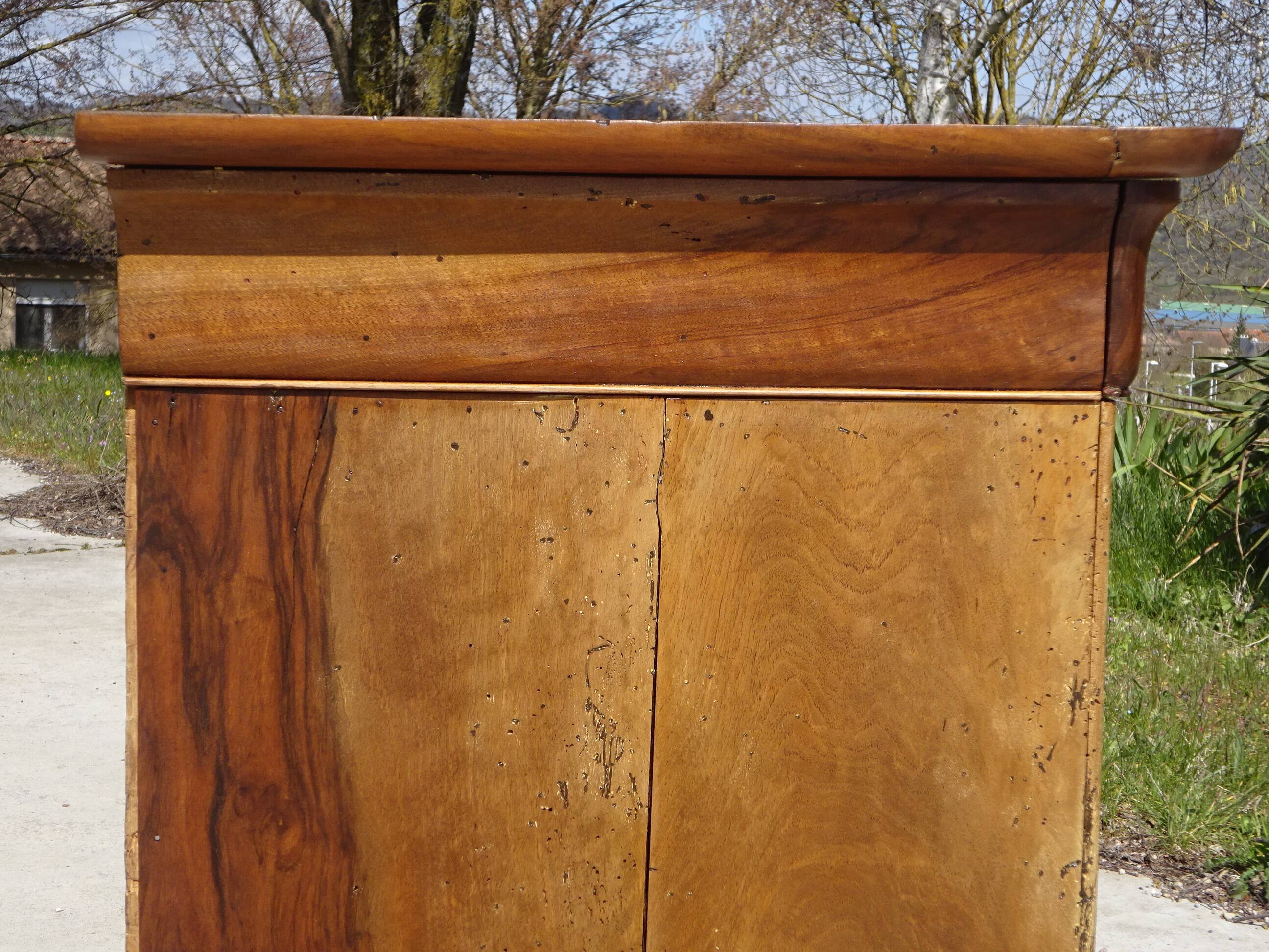 Antique Louis Philippe chest of drawers made entirely of walnut.