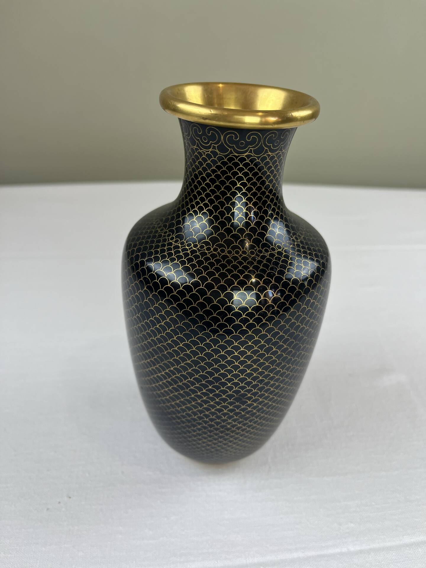 Vase en laiton émaillé noir et doré