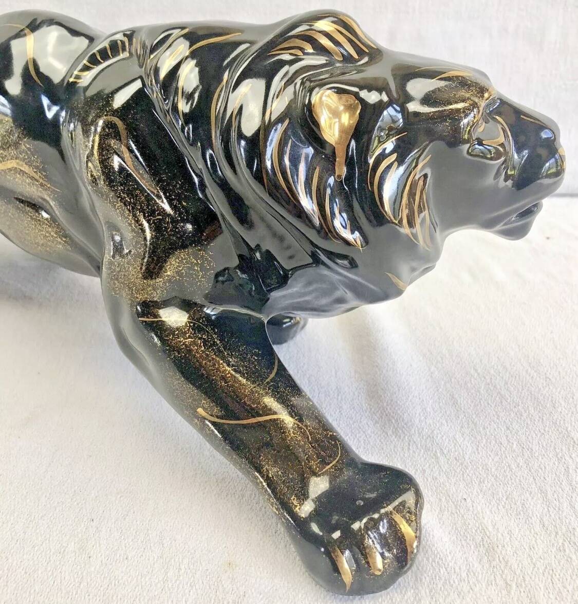 Art Deco lion statue 1930 cracked Saint Clément