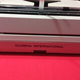 Machine à écrire vintage Olympia Carina 2 années 80
