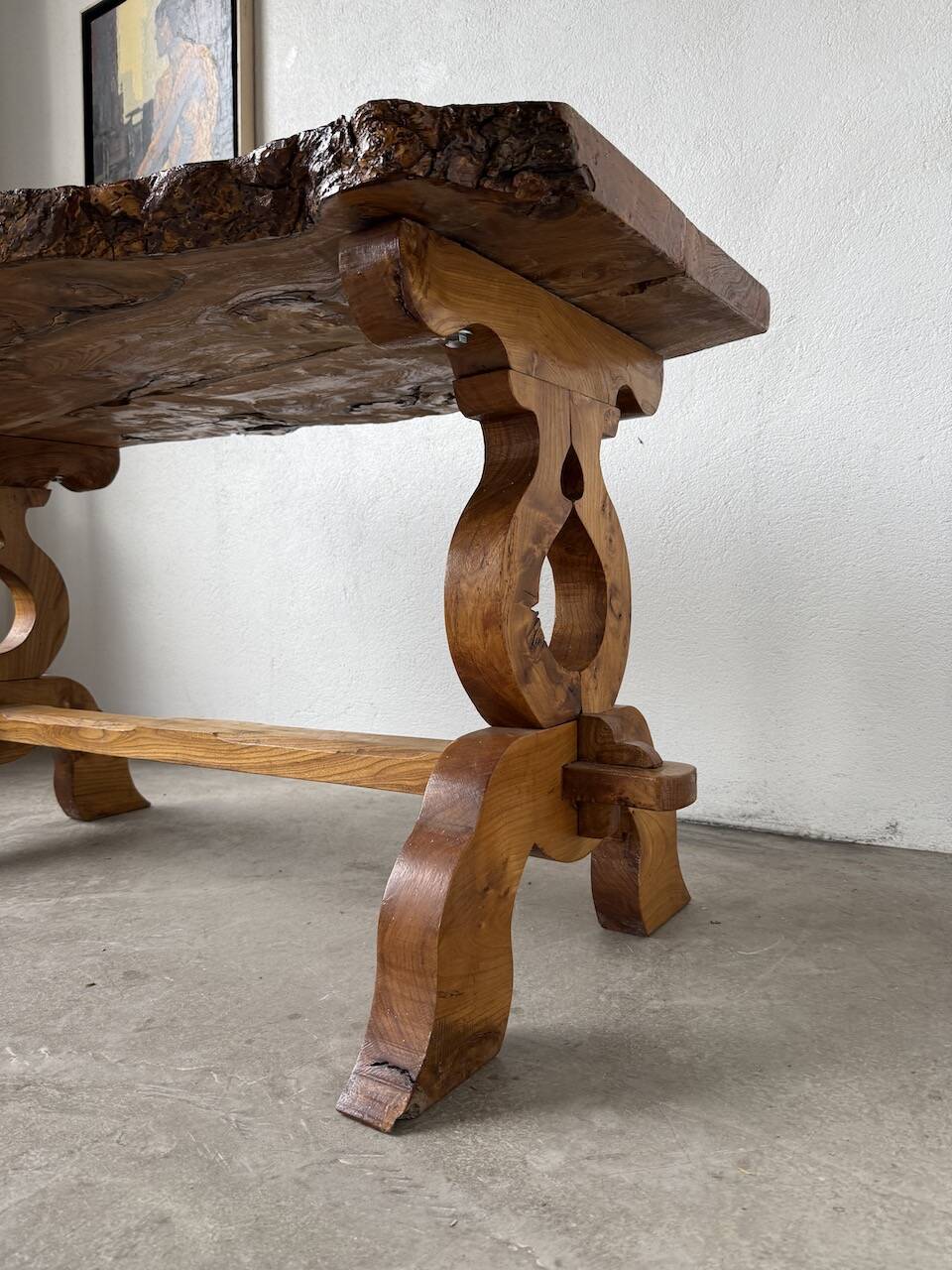 Table artisanale en orme massif, art populaire