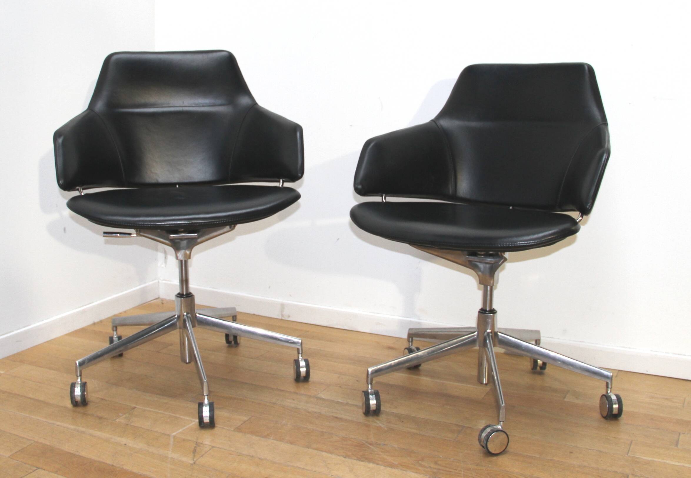 Pair of office chairs, Arper