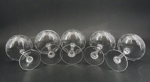 Baccarat Sévigné 5 champagne glasses, engraved crystal, excellent condition, unsigned.