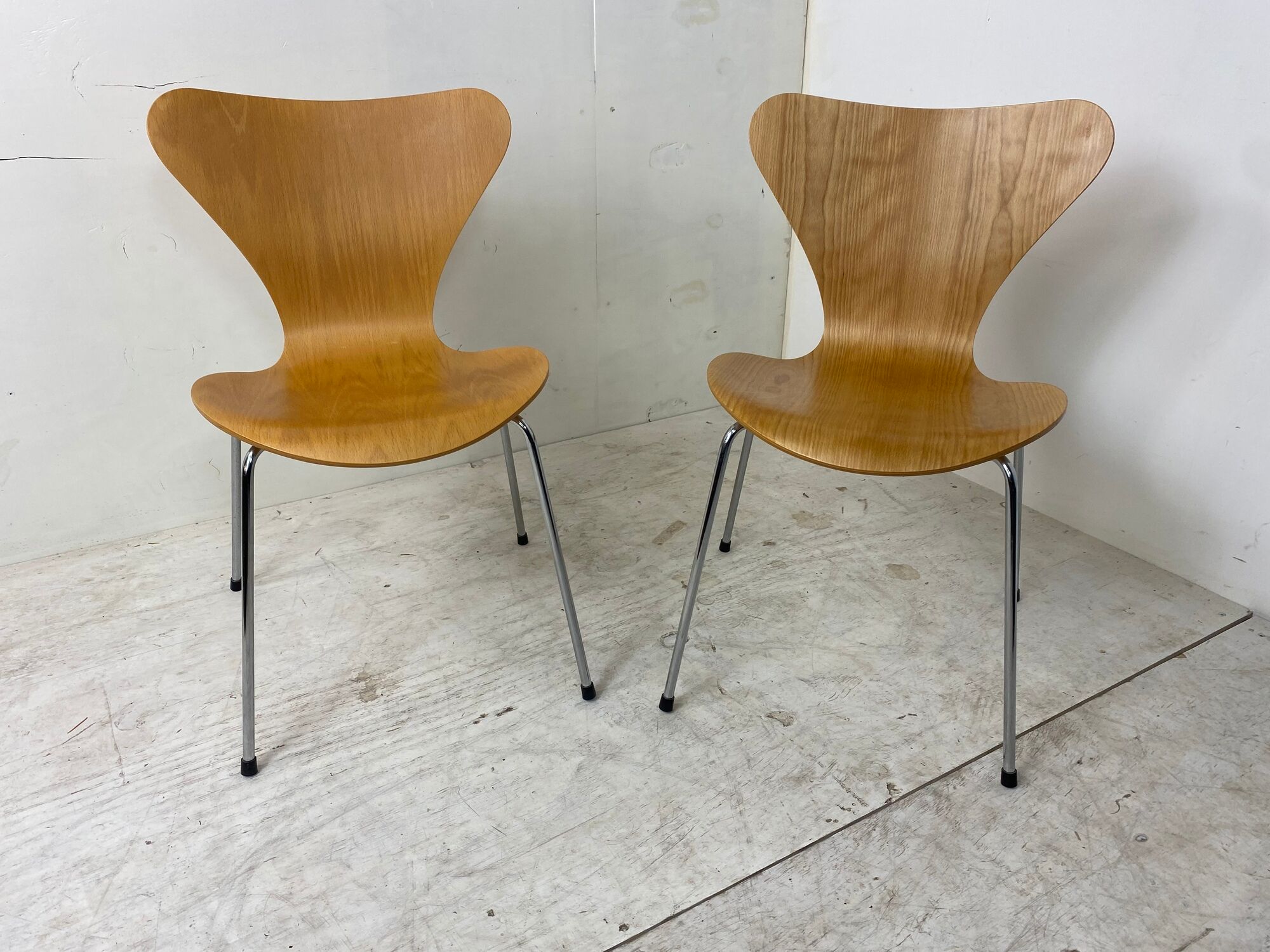 3107 dining chairs by Arne Jacobsen for Fritz Hansen