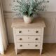 Petite commode classique sublimée en beige, plateau bois.