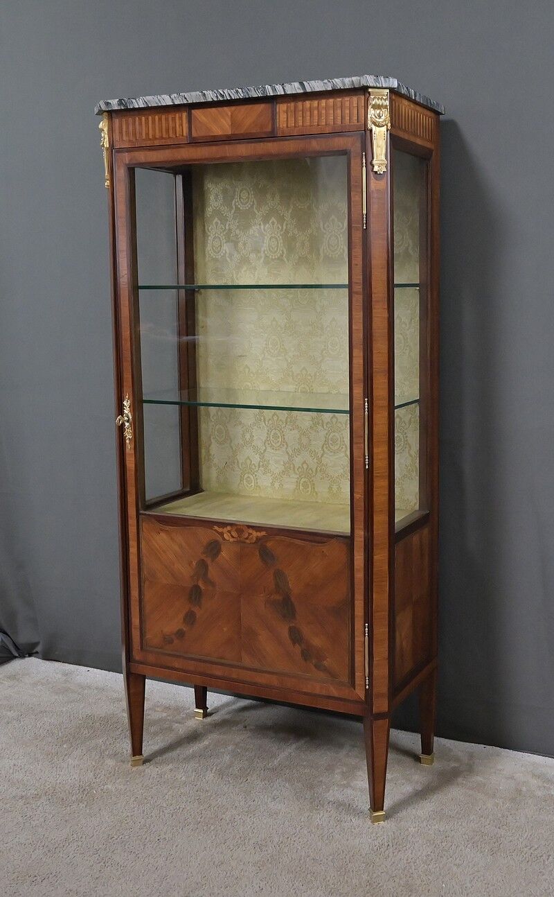 Vitrine en marqueterie de bois de rose et acajou, style Louis XVI – début XXe