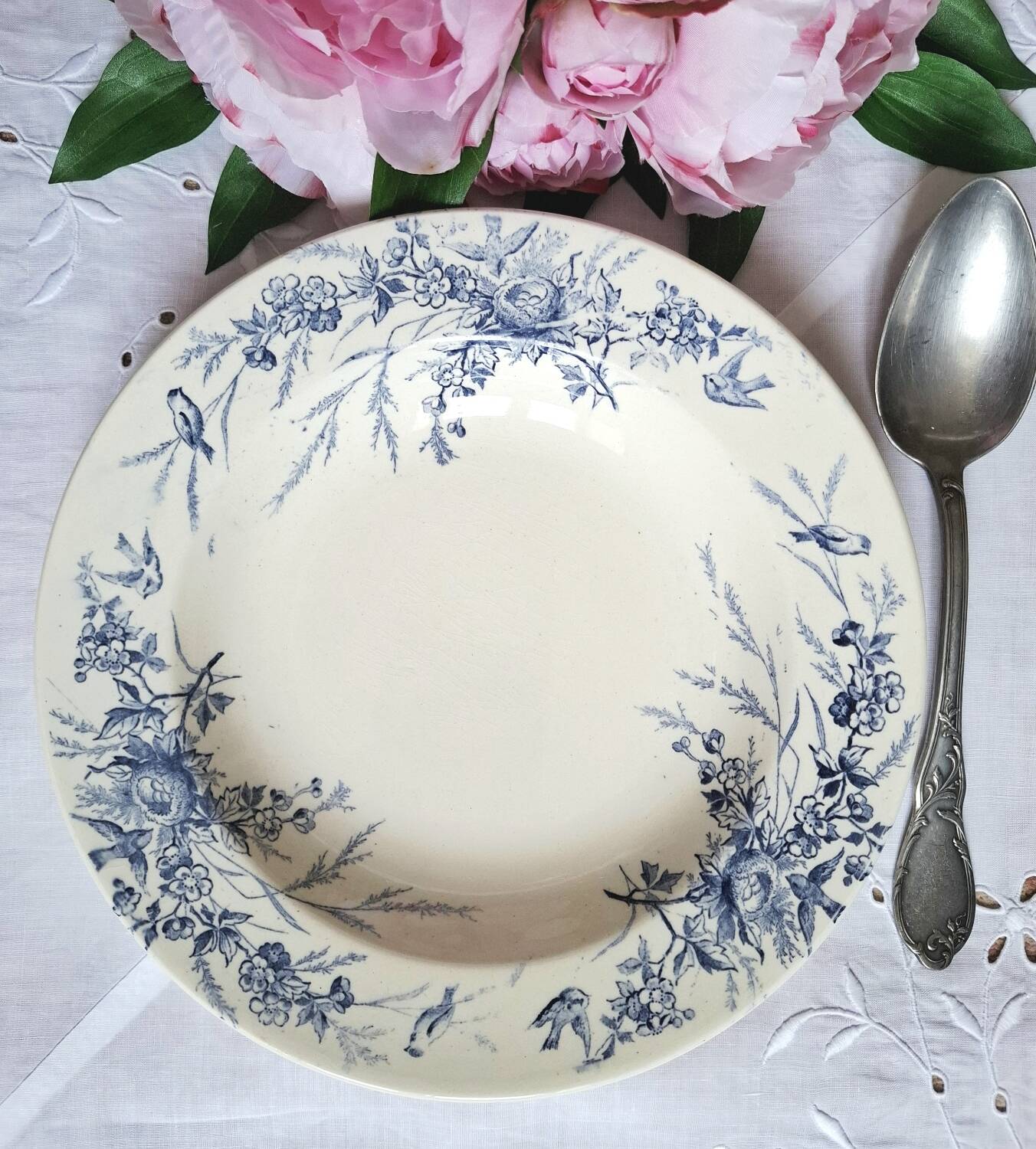Antique deep plates in ironstone with a soup tureen.