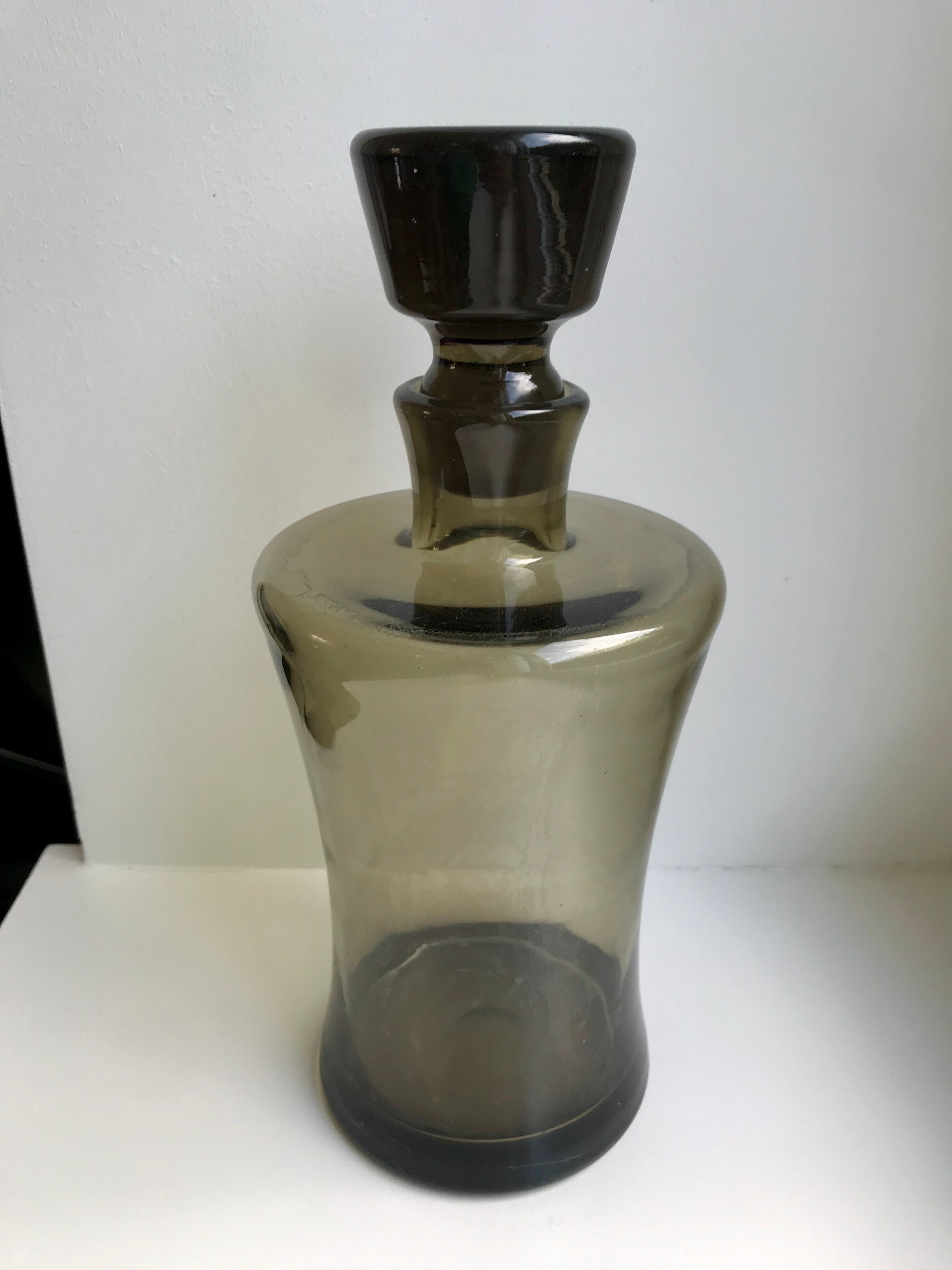 Carafe en verre fumé années 70