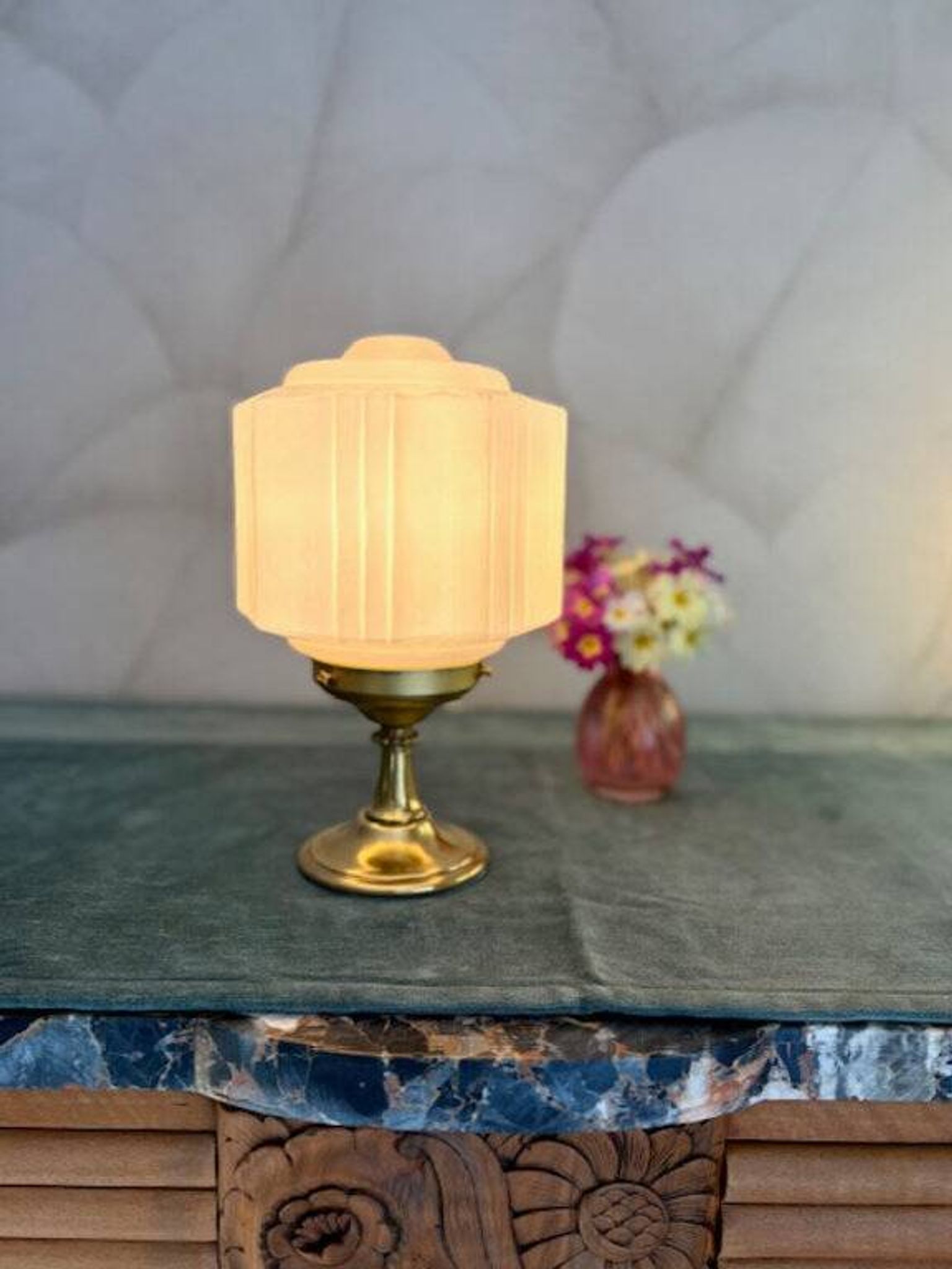Lampe art déco années 30 avec globe en opaline fleur rose