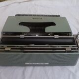 Typewriter Olivetti Lettera 22