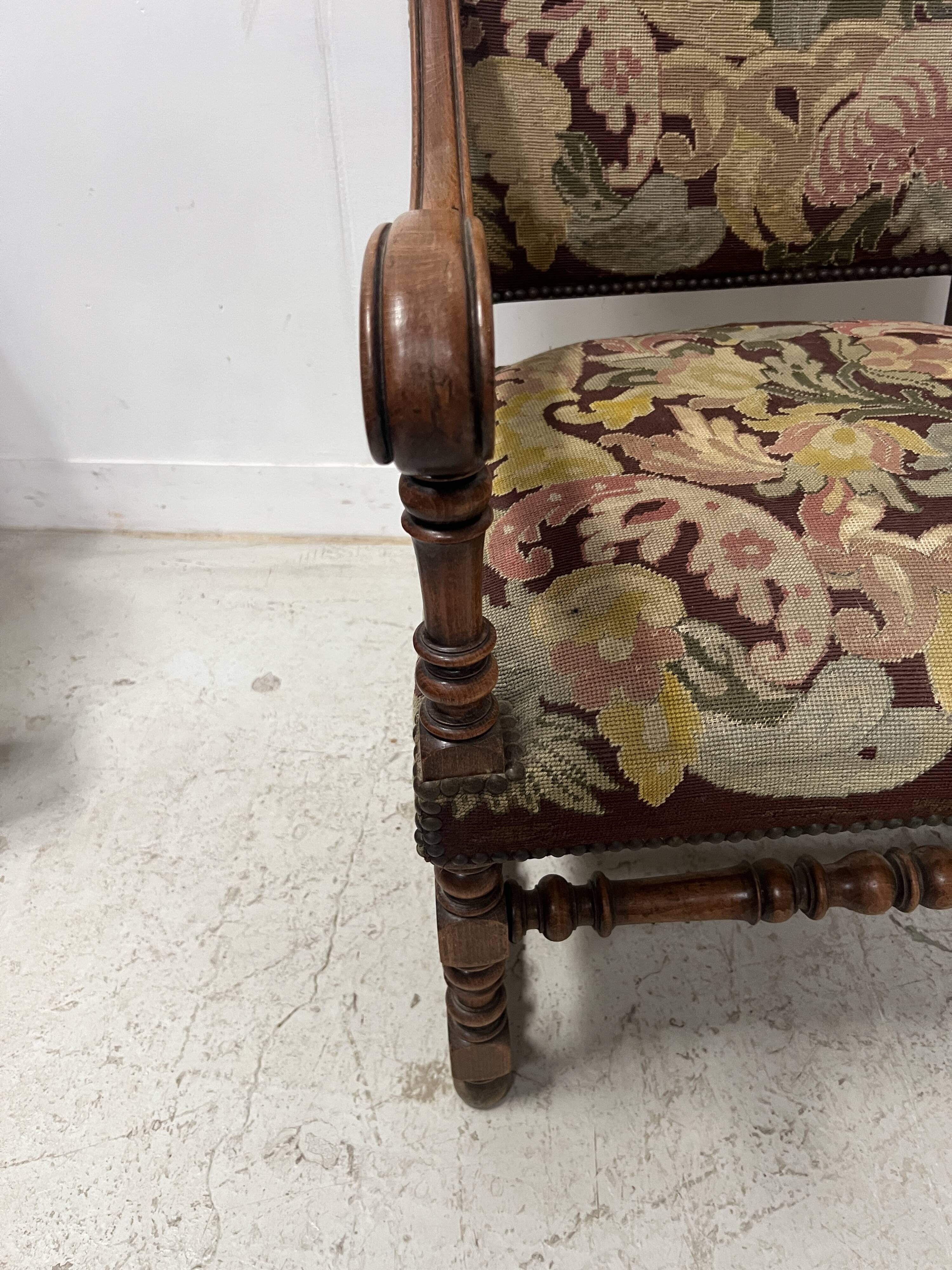 Paire de fauteuils de style Louis XIII a haut dossiers plats XX siècle