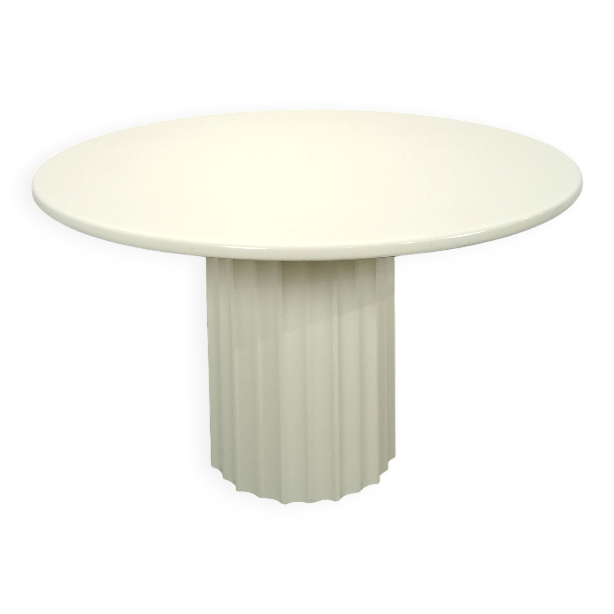 Ronde creme eettafel met geribbelde poot