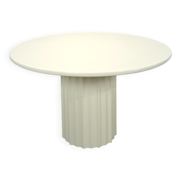 Table ronde crème avec pied strié